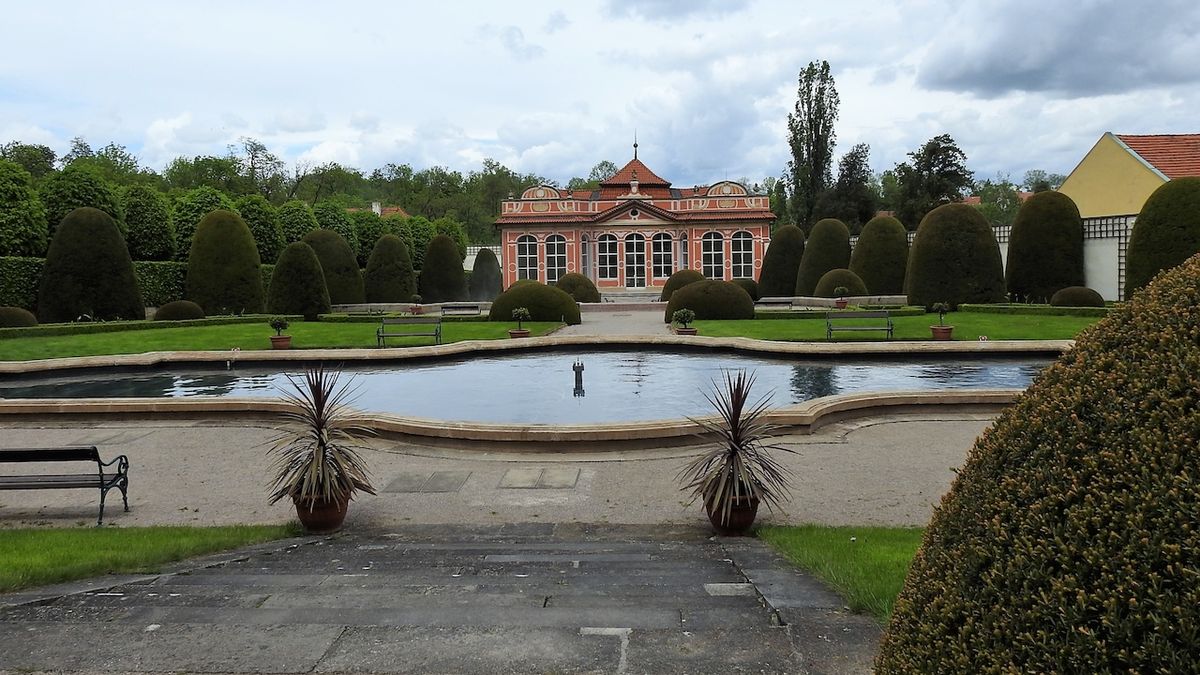 Opomíjeným skvostem ve stínu monumentálního Černínského paláce je jeho zahrada